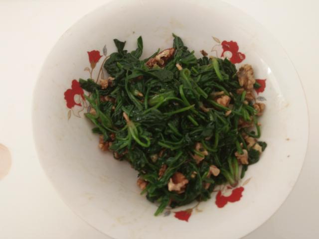 女人要想皮膚好，光抹護膚品可不行，拌菜這樣吃，補鐵潤腸還美容