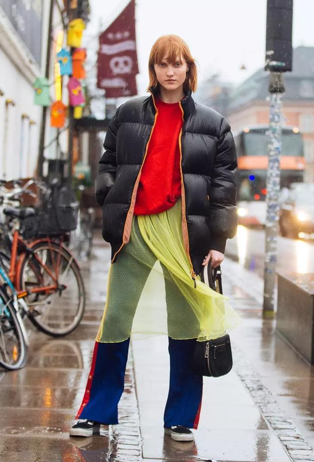羽絨服+裙子，反差混搭解鎖冬季穿搭新潮！