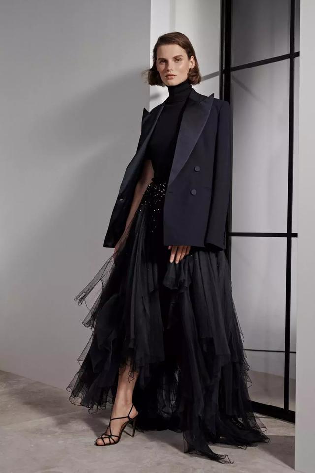 大衣羽絨服裡面穿什麼？ 一件黑色打底衫全搞定