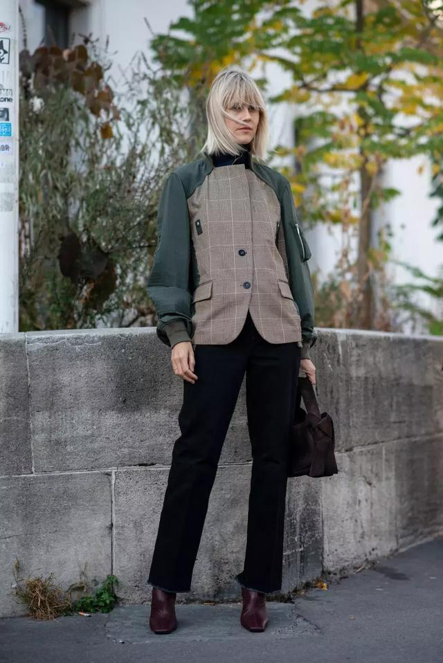 大衣羽絨服裡面穿什麼？ 一件黑色打底衫全搞定