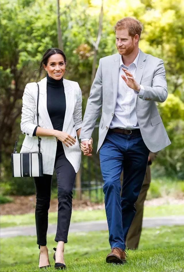 大衣羽絨服裡面穿什麼？ 一件黑色打底衫全搞定