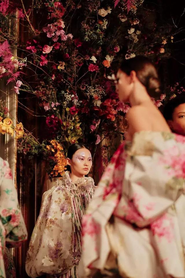 Valentino不再僅僅是”仙女裙“的代名詞，這季演繹全新“氣勢恢弘的美”