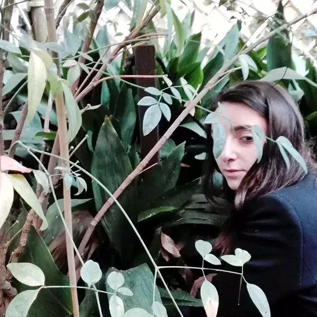 她的女性形像是面無表情的，作品卻吸引了112000粉絲的喜愛！