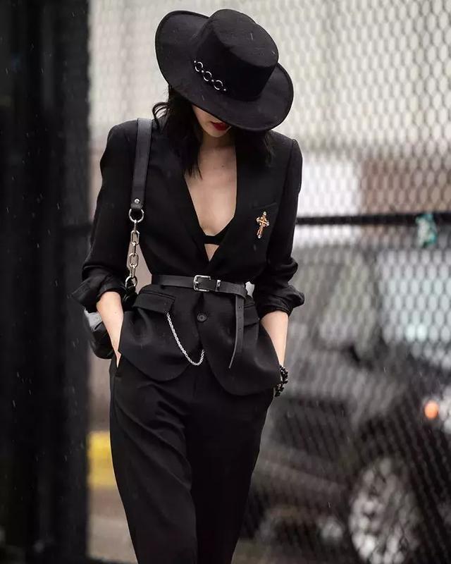穿黑西裝的女人，帥爆了！
