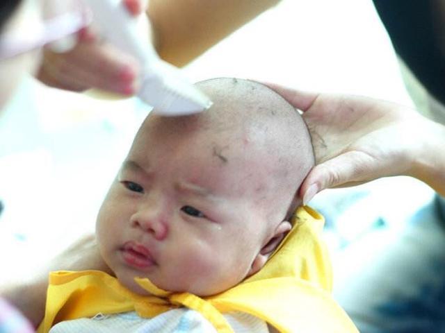 女寶寶滿月後被婆婆刮了眉毛一年後看到寶寶的變化寶媽哭了！