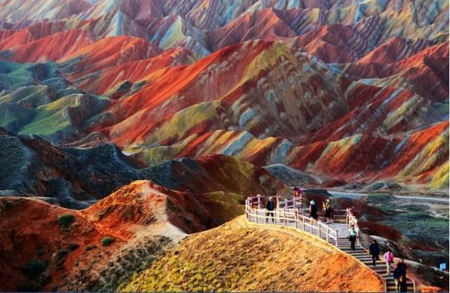 秘魯有座“彩虹山”美到窒息，我們中國也有！