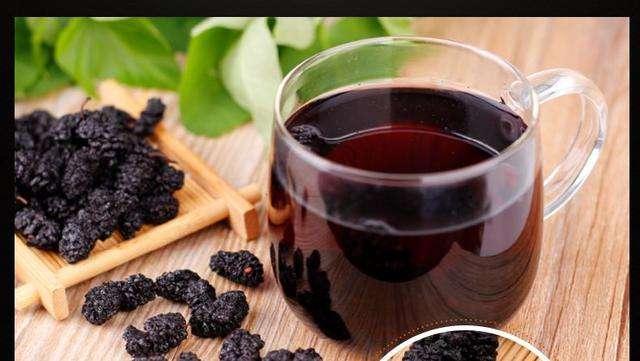 這種小黑果被譽為“民間聖果”，用來泡水喝有7大好處！ 你吃過嗎