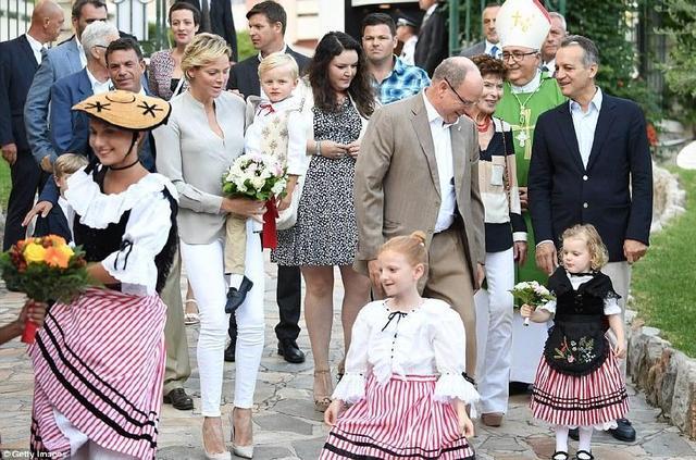 摩納哥王室野餐，夏琳王妃的龍鳳胎寶寶太萌了，堪比英國喬治王子