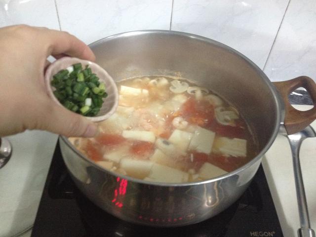 天氣漸涼，教你做豆腐蝦仁一鍋鮮——既暖身又營養豐富，美味可口