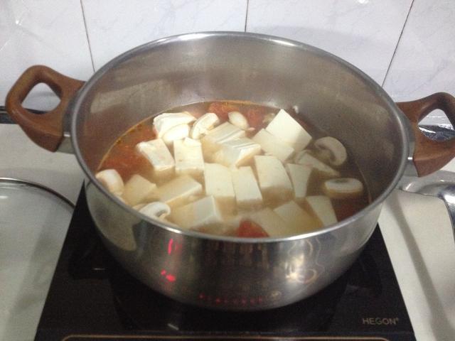 天氣漸涼，教你做豆腐蝦仁一鍋鮮——既暖身又營養豐富，美味可口