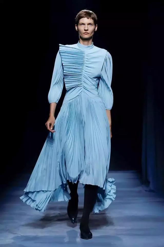 只有Givenchy這個牌子才能做出這些秋天最美的裙子