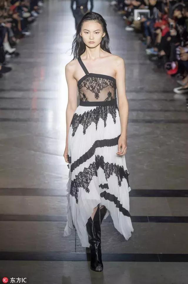 只有Givenchy這個牌子才能做出這些秋天最美的裙子