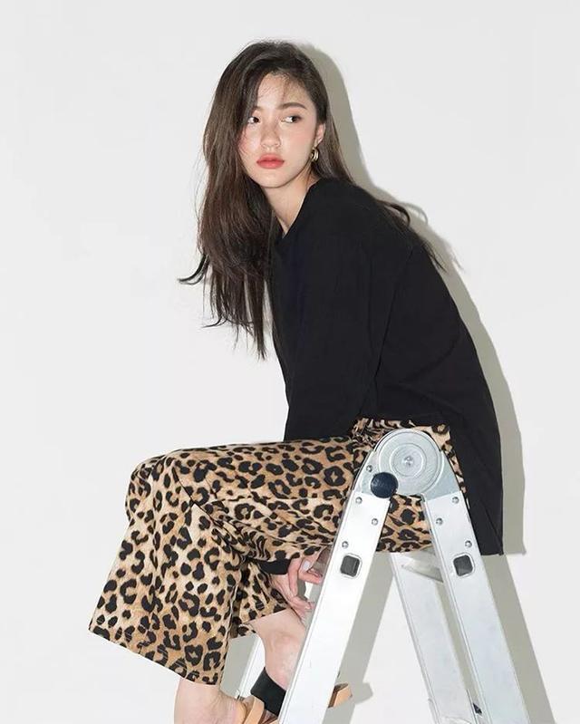 不再是俗豔的代名詞：韓國吹起的豹紋風潮，為穿搭注入靚麗元素