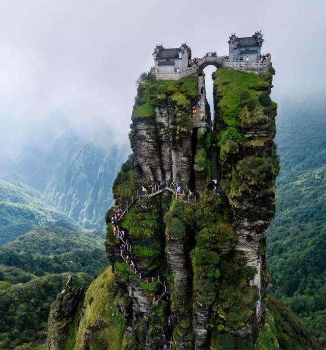 我國最危險寺廟，橫跨兩座懸崖，如何建成至今是謎