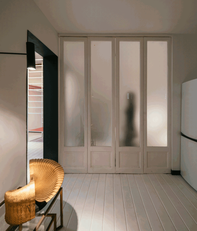 西班牙46㎡單身公寓，創意樓梯秒變功能型家具！