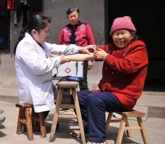 無腿女村醫用板凳走山路：為村民看病17年，不幸卻再次降臨於她