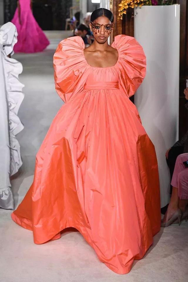 Valentino不再僅僅是”仙女裙“的代名詞，這季演繹全新“氣勢恢弘的美”