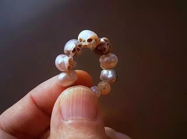 珍珠雕刻成的骷髏頭骨珠寶！ 你敢信！