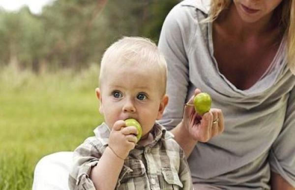 寶寶兩歲前，要多吃一些“手指食物”，不然可能耽誤他們的發育哦