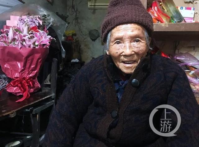 98歲老太登門還50年前工錢：欠債一定還還了才安心