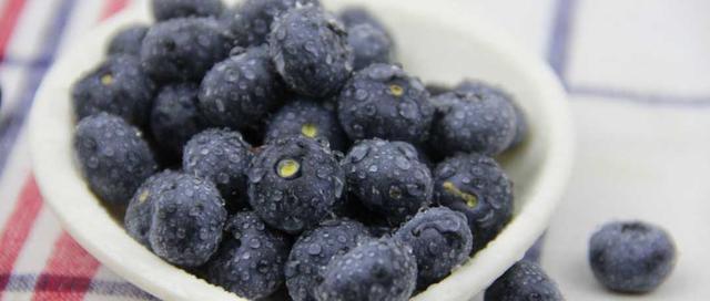 藍莓中富含花青素，護目健腦利心臟，醫生提醒：吃藍莓要注意3點