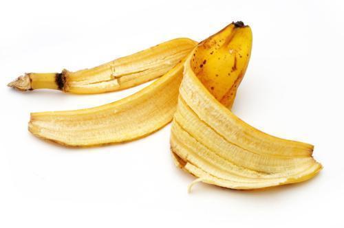 吃完香蕉留下皮，簡單幾步做成“養花肥”，給花用一點，蹭蹭長！
