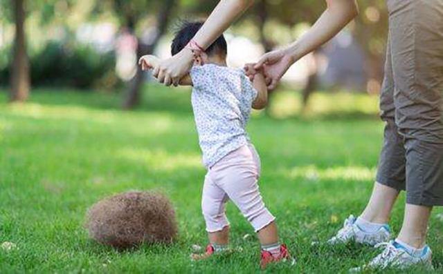 別牽著寶寶的手學走路，累人還傷寶寶！ 正確的學走路方式是這樣